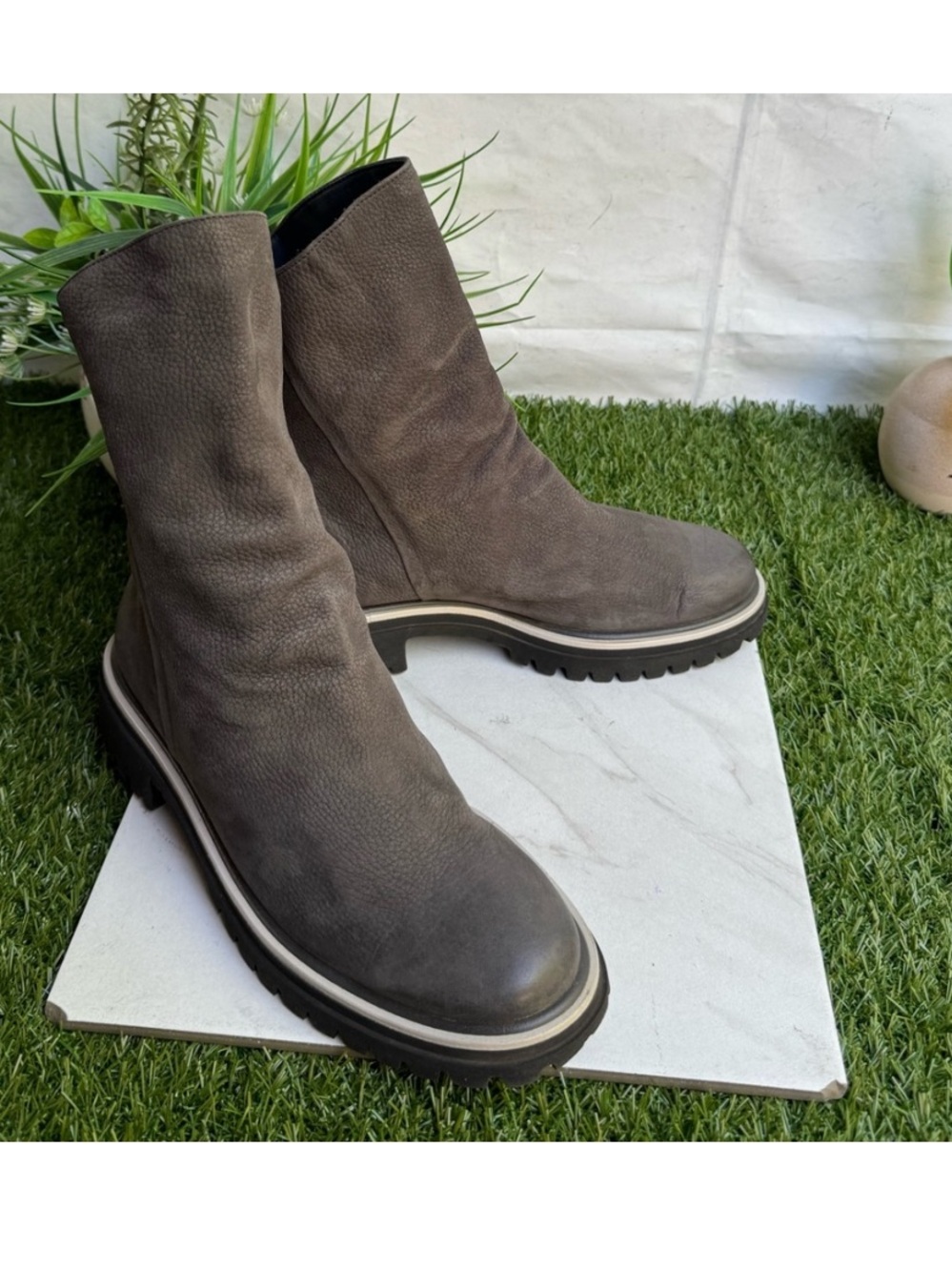 PAUL GREEN NOBU ZIP-UP BOOT IRON GRAINED
NUBUCK SLOUCHY PLATFORM size 9 $500